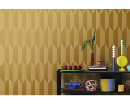 Gemusterde wand met decoratieve objecten op een plank