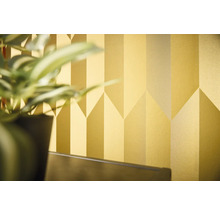 Close-up van een muur met een geometrisch behangpatroon.