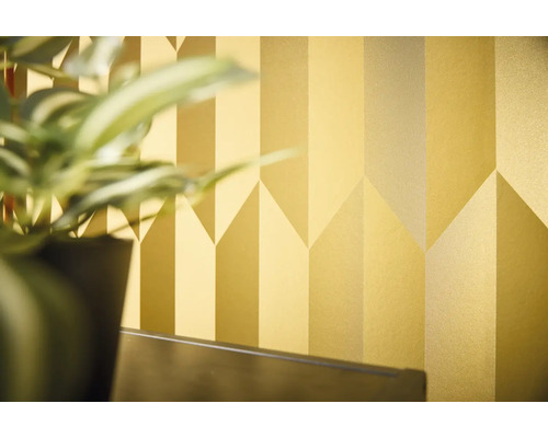 Close-up van een muur met een geometrisch behangpatroon.