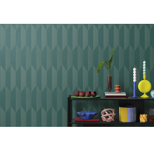 Gemustere woonkamer met plank en decoratie tegen een gemustere achtergrond