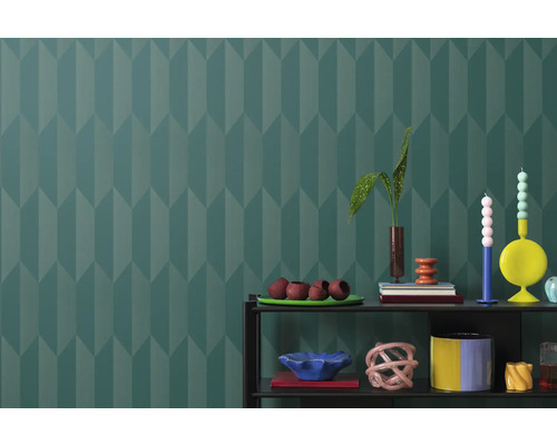 Gemustere woonkamer met plank en decoratie tegen een gemustere achtergrond