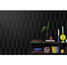 Wanddecoratie met geometrisch patroon en decoratieve elementen op een plank