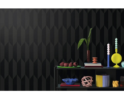 Wanddecoratie met geometrisch patroon en decoratieve elementen op een plank