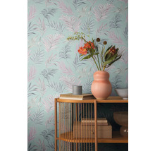 Decoratief behang met plantmotief en rek met decoratie