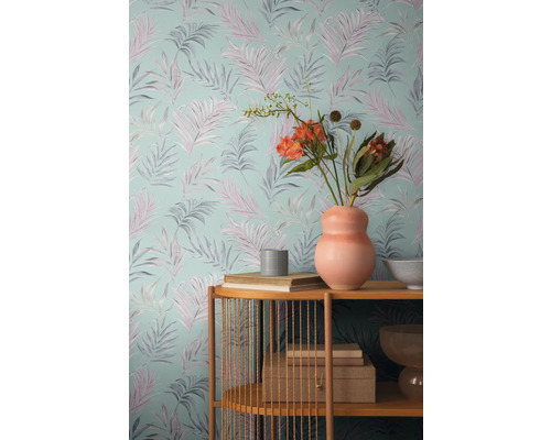 Decoratief behang met plantmotief en rek met decoratie