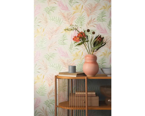 Kameroverzicht met behang met bladdesign en houten rek met decoratieve objecten