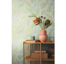 Kamer met bloemenbehang, houten rek en decoratie