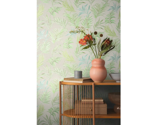 Kamer met bloemenbehang, houten rek en decoratie