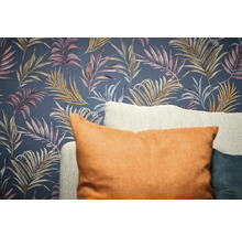 Decoratief behang met bladerdesign en kussens op de voorgrond.