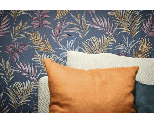 Decoratief behang met bladerdesign en kussens op de voorgrond.