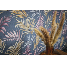 Close-up van een donkergrijs behang met een patroon van roze, bruine en witte bladeren