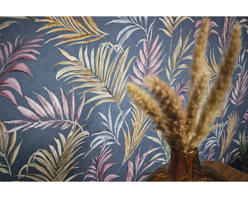 Close-up van een donkergrijs behang met een patroon van roze, bruine en witte bladeren