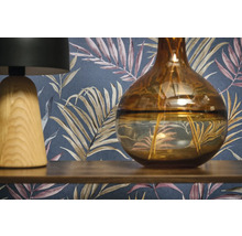 Decoratieve scène met een lamp, een vaas en een behang met patroon.