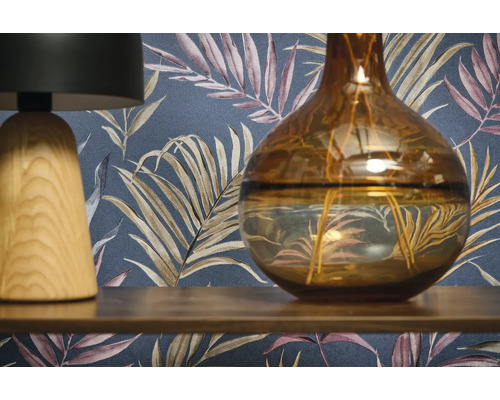 Decoratieve scène met een lamp, een vaas en een behang met patroon.