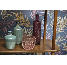 Decoratieve vazen en glazen objecten op een houten plank voor een patroonbehang