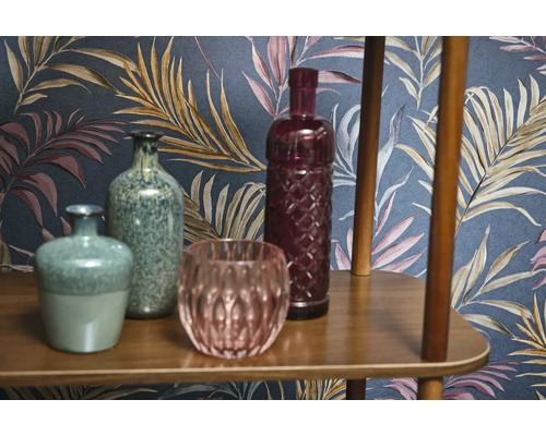 Decoratieve vazen en glazen objecten op een houten plank voor een patroonbehang