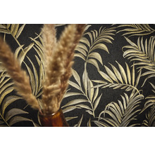 Close-up van een zwart behang met gouden palmbladmotief