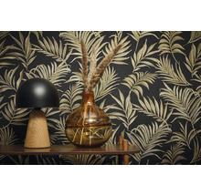 Decoratieve scène met tafellamp, vaas en patroonbehang