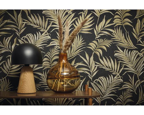 Decoratieve scène met tafellamp, vaas en patroonbehang