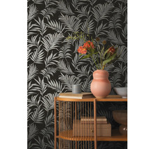 Decoratief behang met palmenbladmotief, gecombineerd met schapelementen en decoraties.