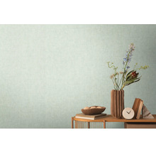 Lichtkleurig behang met subtiele textuur in kamer afgebeeld