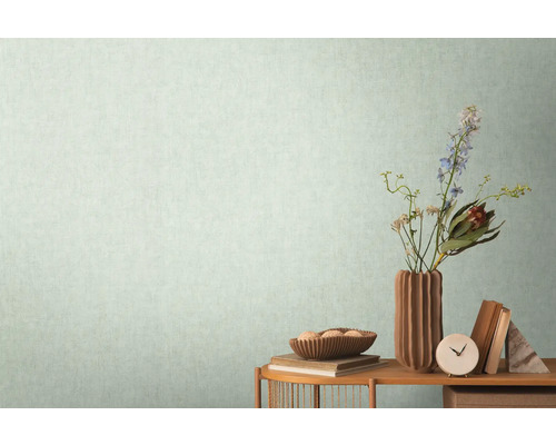 Lichtkleurig behang met subtiele textuur in kamer afgebeeld