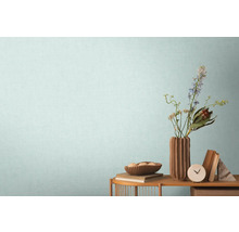 Woonkamer met houten plank, bloemenvaas en decoraties voor een muur