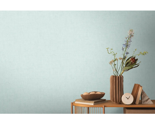 Woonkamer met houten plank, bloemenvaas en decoraties voor een muur