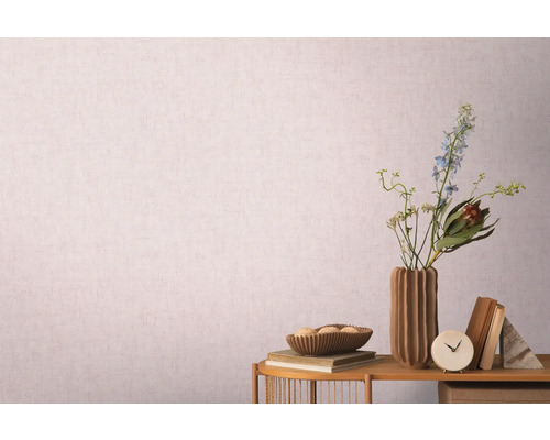 Decoratief stilleven met vaas, bloemen en boeken voor een patroonbehang