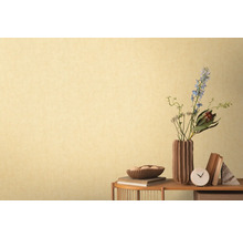 Lichtkleurig behang met subtiele textuur, gecombineerd met decoratieve elementen op een tafel