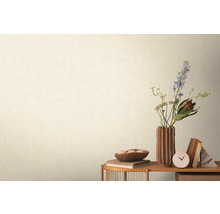 Decoratief stilleven met bloemen, vazen, boeken en een klok op een tafel voor een muur