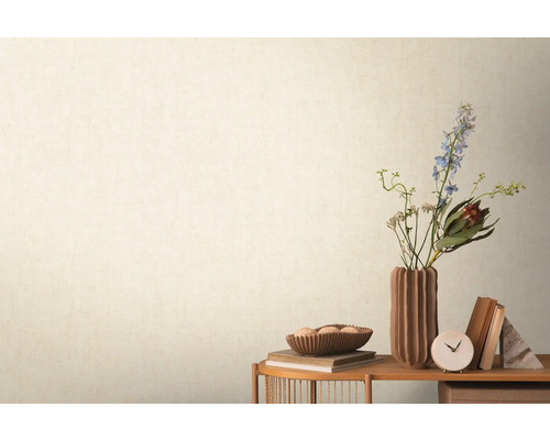 Decoratief stilleven met bloemen, vazen, boeken en een klok op een tafel voor een muur