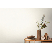 Decoratieve scène met bloemen, schaal, boeken en klok op een tafel