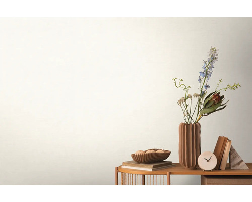 Decoratieve scène met bloemen, schaal, boeken en klok op een tafel