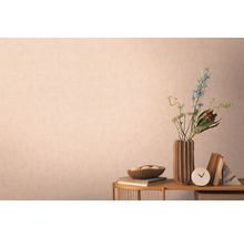 Decoratieve scène met vaas, bloemen, boeken en accessoires op een tafel voor een muur