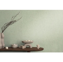 Decoratieve objecten op een tafel voor een muur