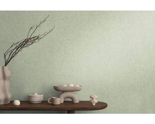 Decoratieve objecten op een tafel voor een muur