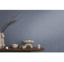 Decoratief interieur met blauw behang, tafel met decoraties zoals vaas, schaal en keramische figuren