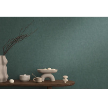 Decoratieve stilleven scène met vaas, schaal, beker en blik op een tafel