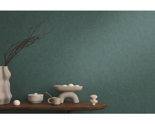 Decoratieve stilleven scène met vaas, schaal, beker en blik op een tafel