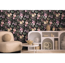 Woonkamer met bloemenbehang, fauteuil en decoratieve kast