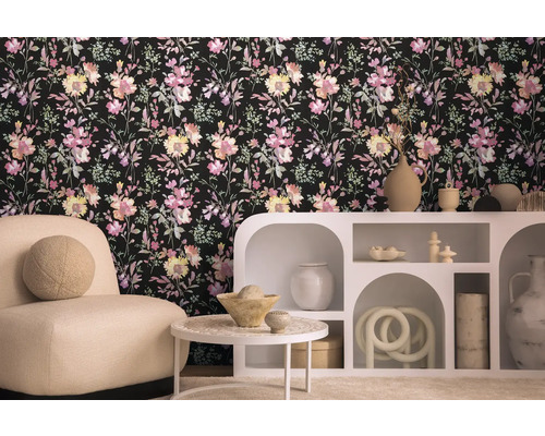 Woonkamer met bloemenbehang, fauteuil en decoratieve kast