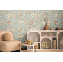 Woonkamer met bloemenbehang, fauteuil en decoratieve kast