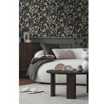 Woonkamer met bloemenbehang, bank, salontafel en decoratieve elementen voor een stijlvol interieur