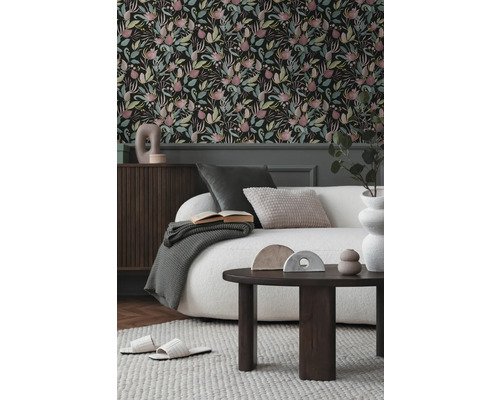 Woonkamer met bloemenbehang, bank, salontafel en decoratieve elementen voor een stijlvol interieur