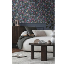 Woonkamer met behang met patroon, bank en houten tafel