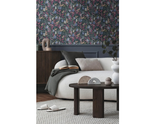 Woonkamer met behang met patroon, bank en houten tafel