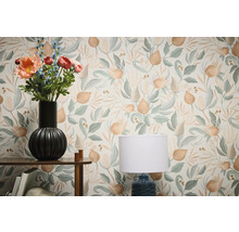 Decoratieve kamer met bloemenbehang, tafel met bloemenvaas en lamp
