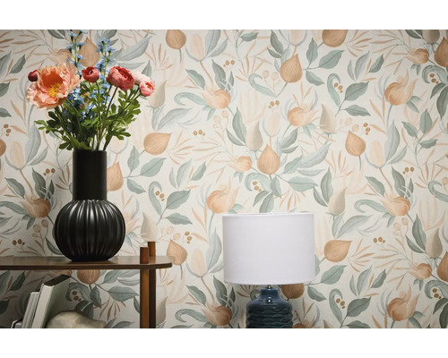 Decoratieve kamer met bloemenbehang, tafel met bloemenvaas en lamp
