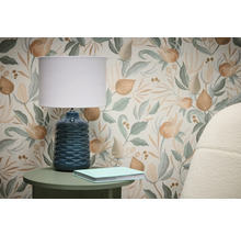 Scène met bloemmotief behang, tafellamp en boek op bijzettafel